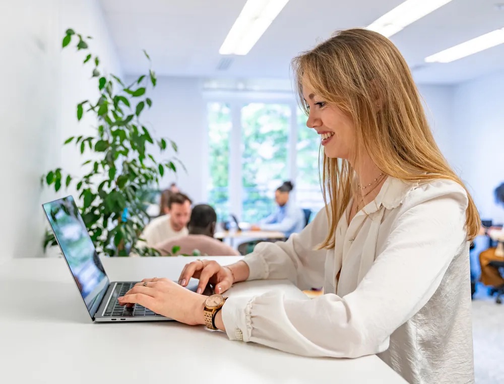 Aloïs Detay au travail sur son ordinateur portable